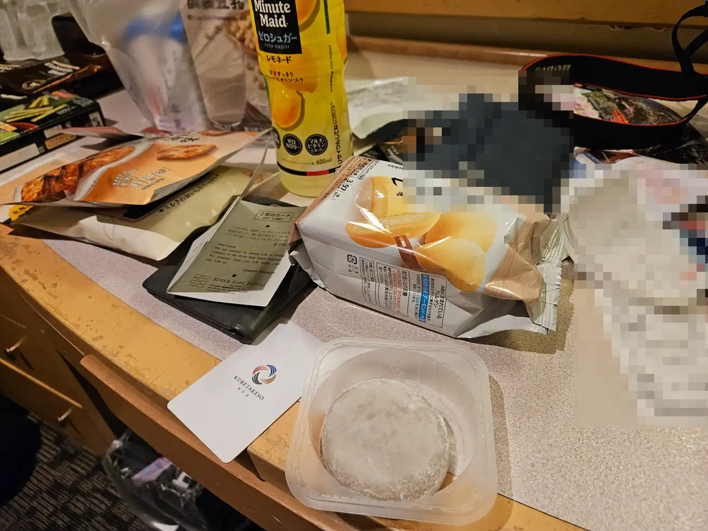在酒店吃便利店买的零食
