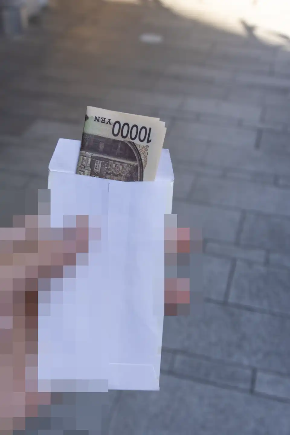 滨江酒店门口捡到钱
